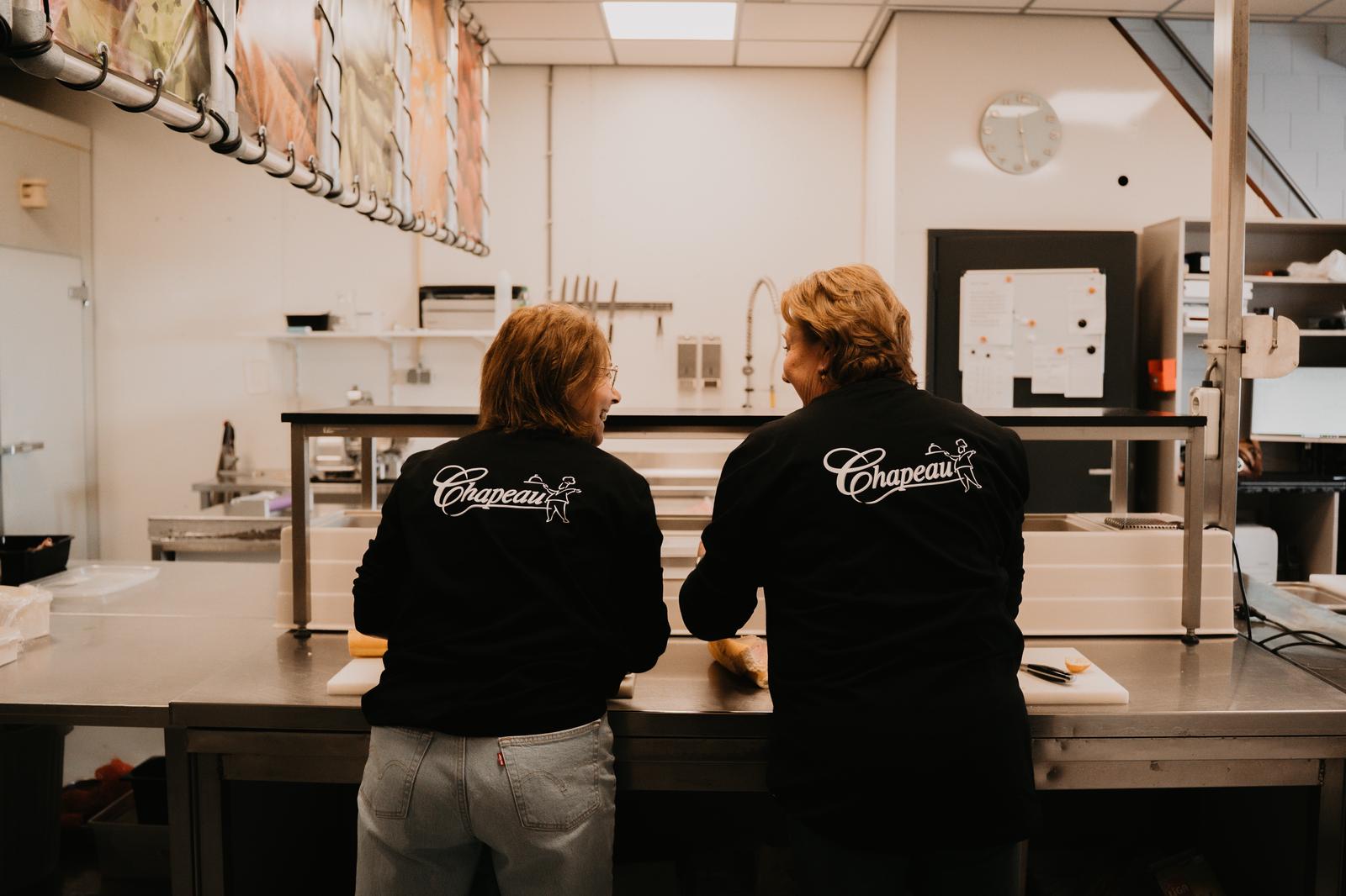 Het team van Chapeau belegt elke ochtend met de hand verse broodjes in de keuken