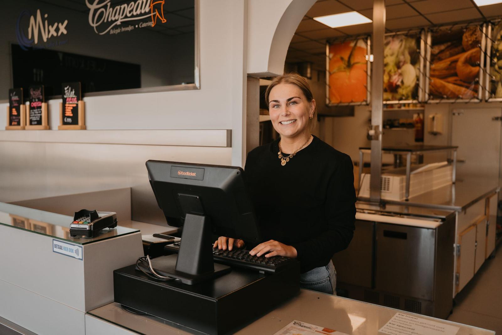 Bestellen aan de balie bij Chapeau in Tilburg